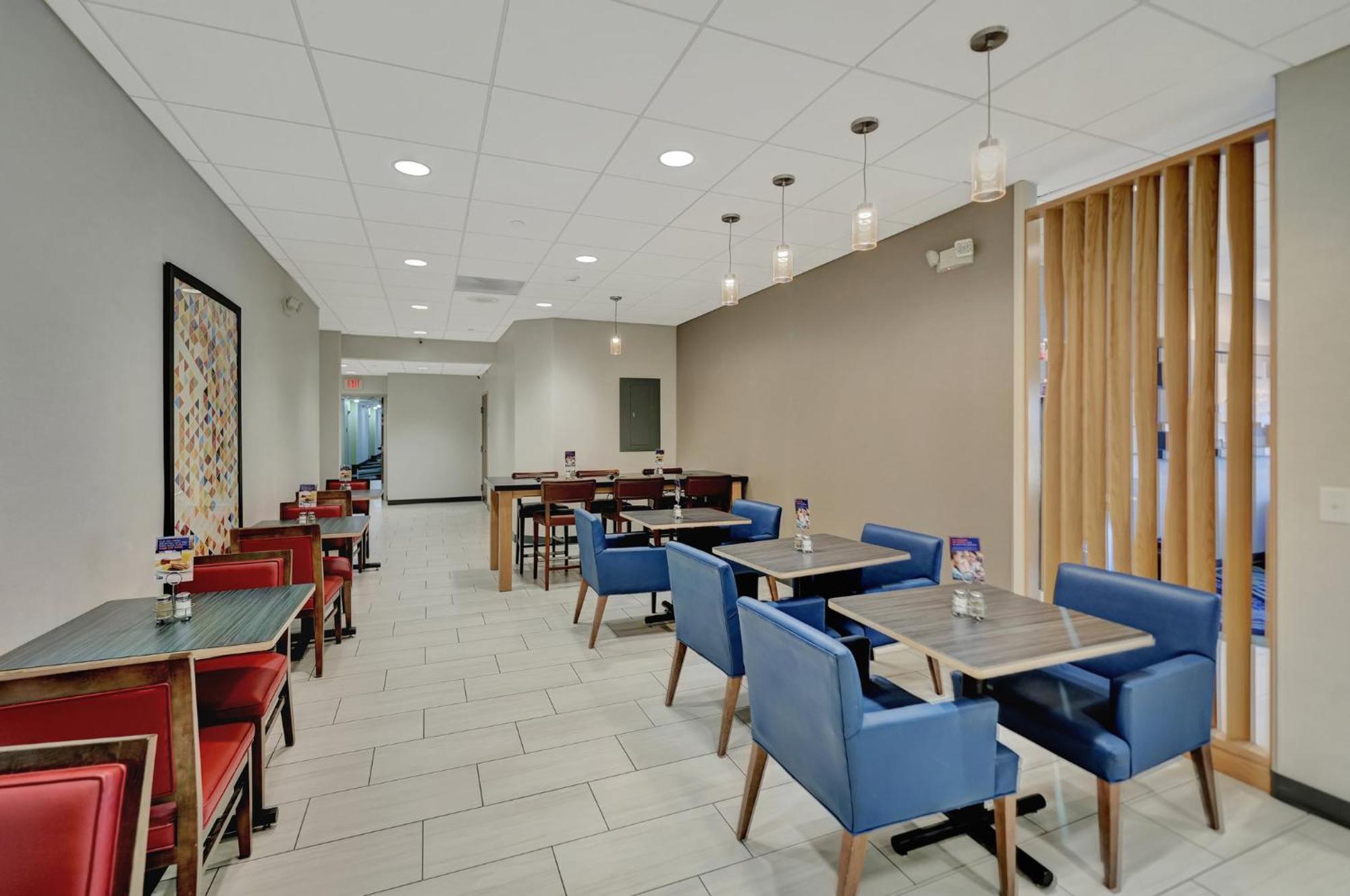 Holiday Inn Express Hotel & Suites Beatrice By Ihg Exterior photo
